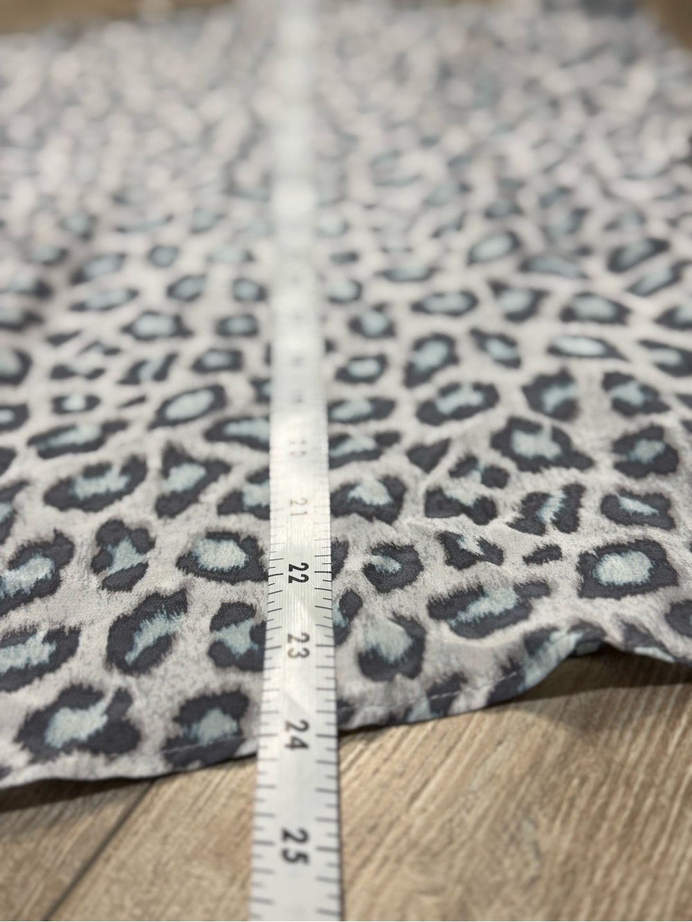 Joie 100% Silk Leopard Print Cold Shoulder Blouse Flutter Sleeve Small - Picture 8 of 14